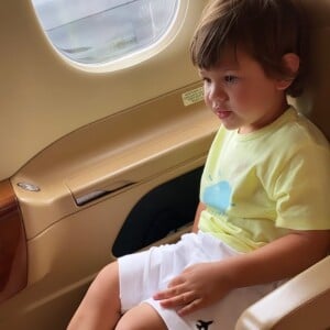 Filhos de Gusttavo Lima e Andressa Suita usa look com símbolo de avião nesta quarta-feira, dia 12 de fevereiro de 2020