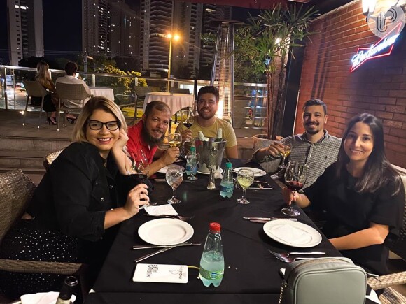Marília Mendonça janta com amigos nesta quinta-feira, dia 13 de fevereiro de 2020