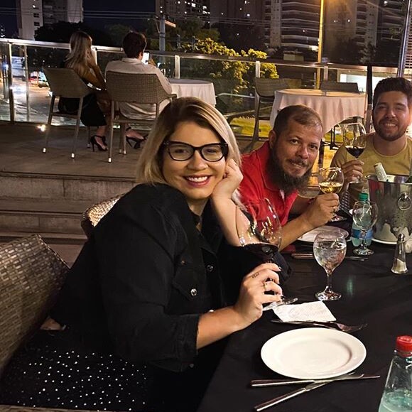 Marília Mendonça janta com amigos nesta quinta-feira, dia 13 de fevereiro de 2020
