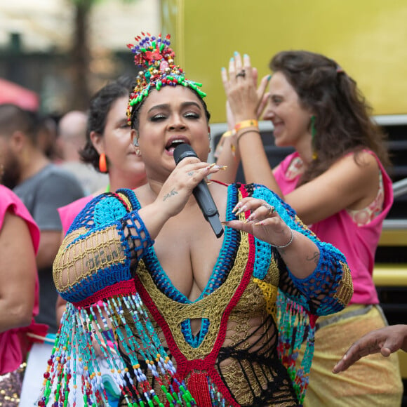 Preta Gil usou uma roupa toda feita de crochê em bloco de Carnaval