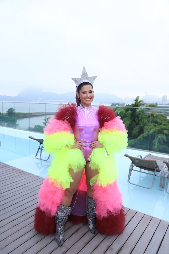 A influencer Thaynara OG foi 'vestida' de Preta Gil para o bloco da cantora