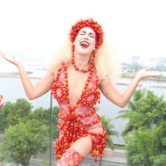 Fernanda Paes Leme homenageou Elke Maravilha no Bloco da Preta Gil