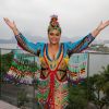 Preta Gil elegeu vestido multicolorido de crochê para bloco de Carnaval