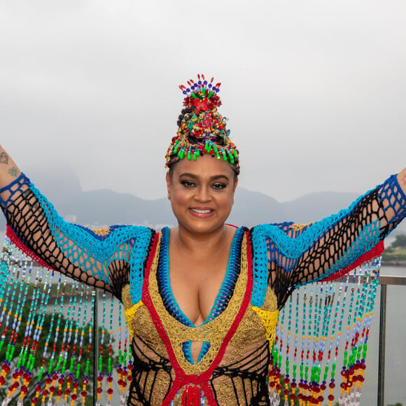 Preta Gil elegeu vestido multicolorido de crochê para bloco de Carnaval