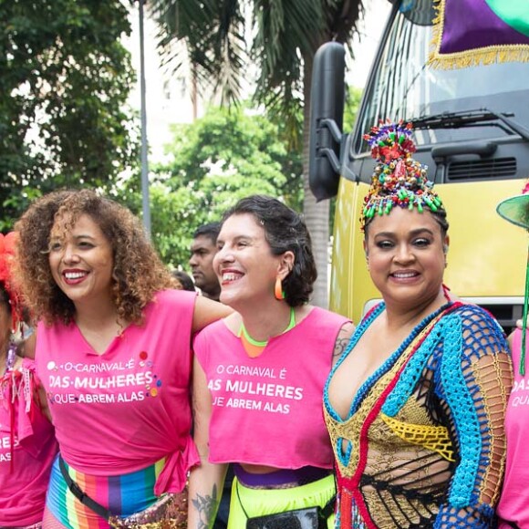 Preta Gil abriu o desfile do bloco no chão ao lado de convidados