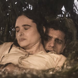 Nos próximos capítulos da novela 'Salve-se Quem Puder', Luna (Juliana Paiva) elogia atitude de Téo (Felipe Simas): 'Cê foi um herói'