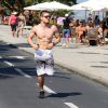 Daniel Rocha, ator de 'Império', mostra boa forma ao correr em orla de praia no Rio de Janeiro