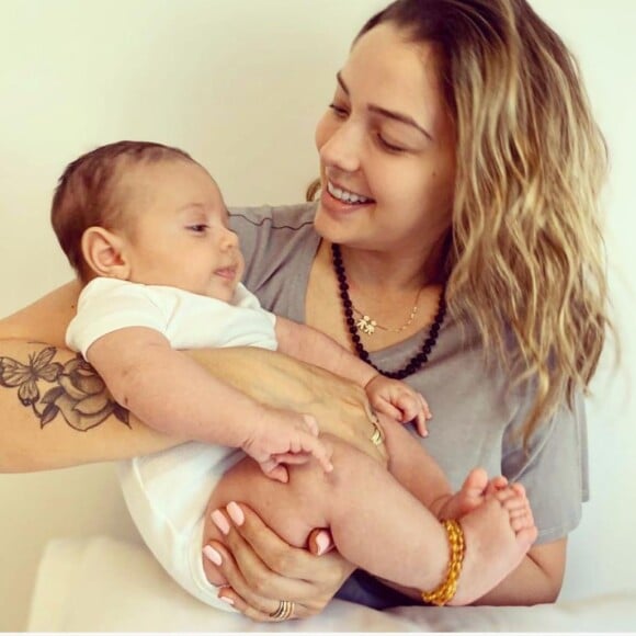 Carol Dantas comemorou 5 meses do filho Valentin com camisa do PSG e tema de futebol