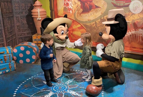 Thais Fersoza encantou os seguidores com fotos dos filhos conversando com personagens da Disney