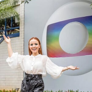 A atriz Larissa Manoela confirmou que está no elenco da Globo em foto nesta quarta-feira, dia 19 de fevereiro de 2020