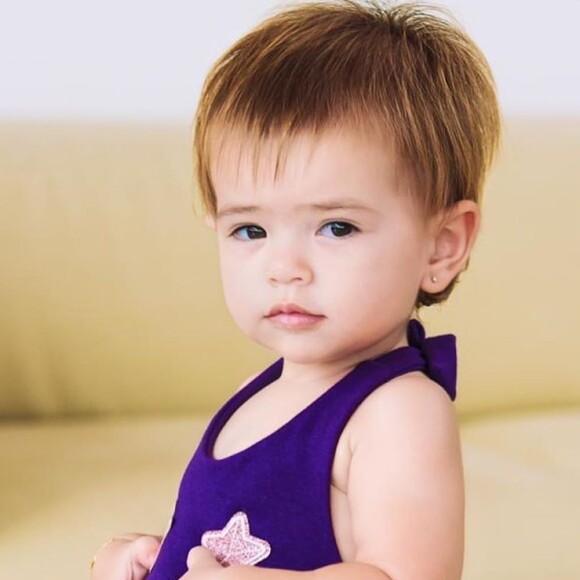 Filha de Sabrina Sato faz pose de cansada nesta quinta-feira, dia 20 de fevereiro de 2020