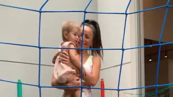 Veja vídeo de Sabrina Sato brincando com a filha em pula pula