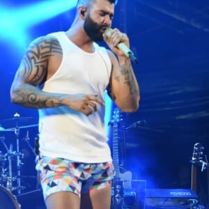 Gusttavo Lima apareceu com short curto durante show