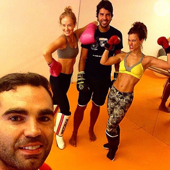 Angélica e Carolina Dieckmann treina muay thai com o personal trainer Chico Salgado, em 23 de outubro de 2014