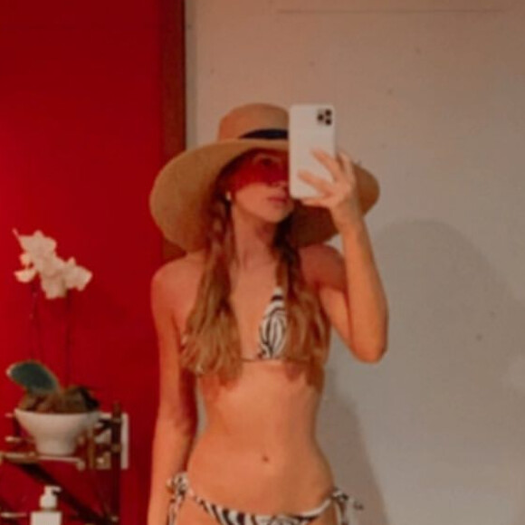 Marina Ruy Barbosa apostou em biquíni animal print ao fazer em momento de lazer nesta segunda-feira de carnaval, 24 de fevereiro de 2020