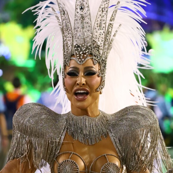 Sabrina Sato usou uma fantasia em tom de prata repleta de franjas