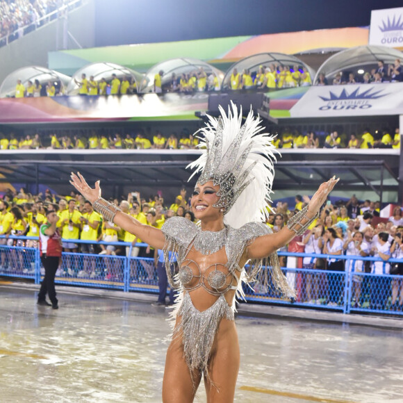 Sabrina Sato foi ovacionada pelo público em sua estreia no posto de Rainha da Escola