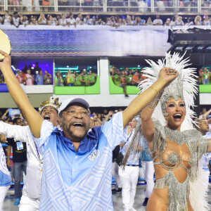 Sabrina Sato e Martinho da Vila interagiram com o público da Sapucaí ao longo do desfile