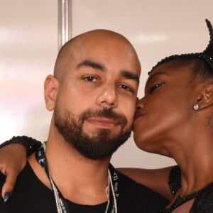 Iza beija o marido, o produtor musical Sérgio Santos.
