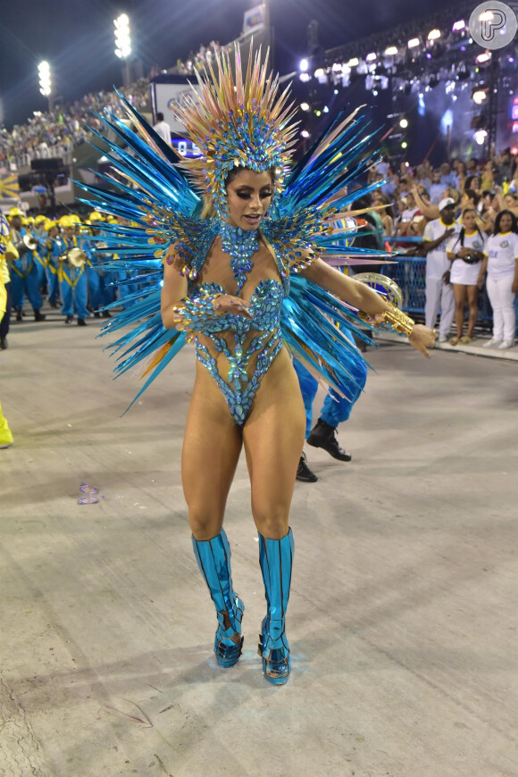 Lexa escorregou e caiu durante seu desfile de estreia na Unidos da Tijuca