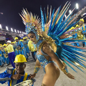 Lexa recebeu apoio de Anitta após piadas por sua queda na Sapucaí neste carnaval