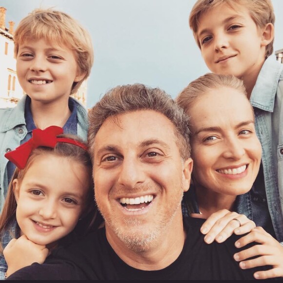 Luciano Huck e Angélica adoram compartilhar fotos com a família na web