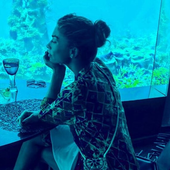 Caio Castro faz foto no banho e comentário de Grazi Massafera diverte a web