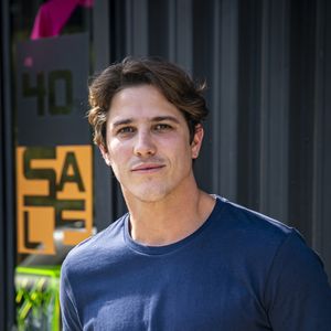 Na novela 'Malhação: Toda Forma de Amar', Rui (Romulo Neto) dá um beijo à força em Leila (Jade Cardozo) no capítulo de segunda-feira, 9 de março de 2020