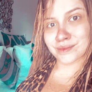 Marília Mendonça apareceu decotada, sem maquiagem e com cabelo molhado em foto