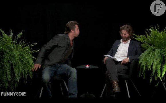 Em outro momento da entrevista, Brad Pitt cuspiu um chiclete em Zach Galifianakis