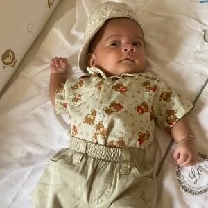 Filho de Marília Mendonça usa look bege todo combinando: 'Brincando de boneco'