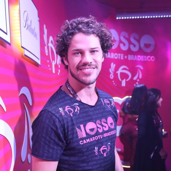 Solteiro, José Loreto nega namoro com DJ: 'Importante ficar sozinho'