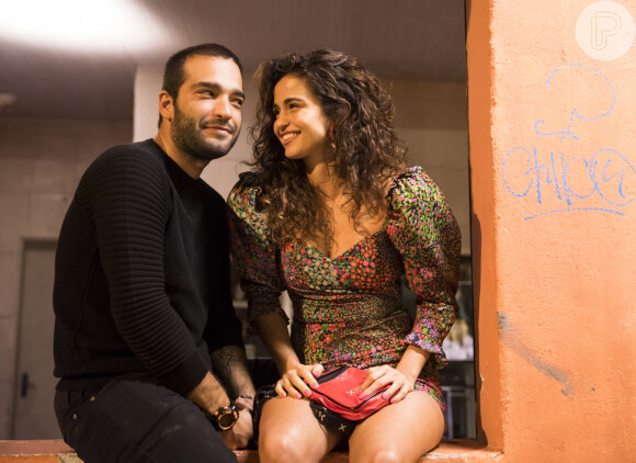 Nos próximos capítulos da novela 'Amor de Mãe', Érica (Nanda Costa), namorando com Sandro (Humberto Carrão), viaja para estudar no exterior