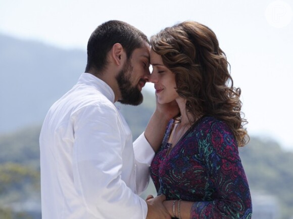 Cristina (Leandra Leal) e Vicente (Rafael Cardoso) namora, em cena de 'Império'