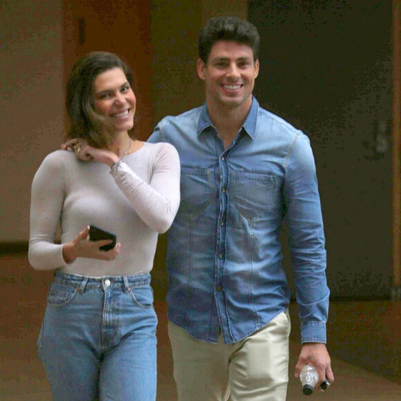 Mariana Goldfarb exibiu cabelo curto em passeio com Cauã Reymond