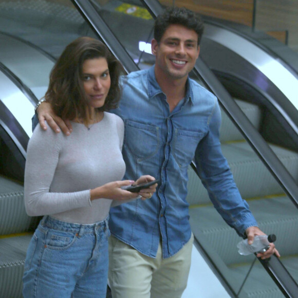 Cauã Reymond e a mulher, Mariana Goldfarb, usaram look casual