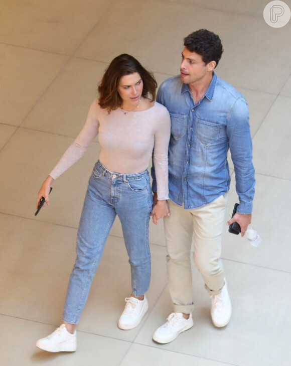 Cauã Reymond e Mariana Goldfarb foram vistos em shopping carioca