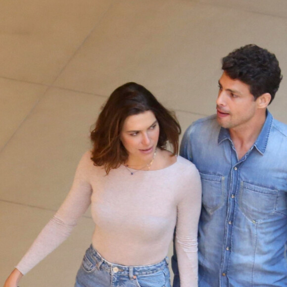 Cauã Reymond e Mariana Goldfarb foram vistos em shopping carioca