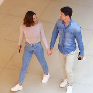 Cauã Reymond e Mariana Goldfarb foram fotografados juntos durante passeio romântico