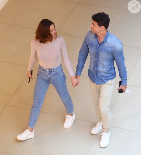 Cauã Reymond e Mariana Goldfarb foram fotografados juntos durante passeio romântico