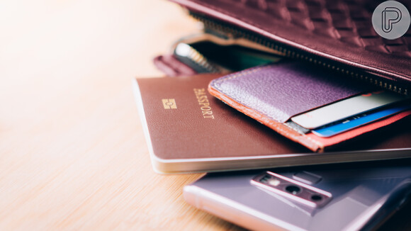 Separe todos os documentos que precisa levar na viagem e organize-os em uma pasta ou carteira específica