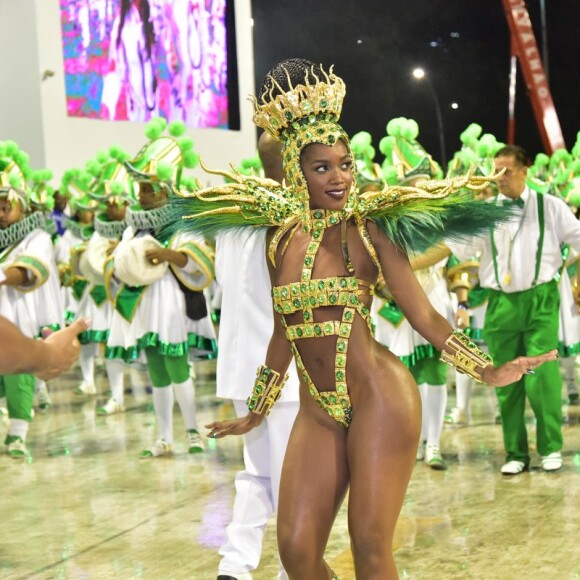 A cantora Iza fez sua estreia como Rainha de Bateria da Imperatriz Leopoldinense