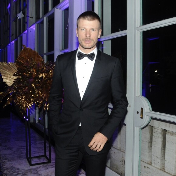 Rodrigo Hilbert esbanjou elegância de terno preto em baile de máscaras da Dolce & Gabanna