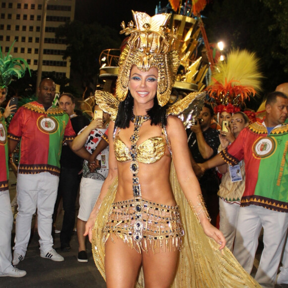 Paolla Oliveira cruzou a Marquês de Sapucaí vestida de Cleópatra