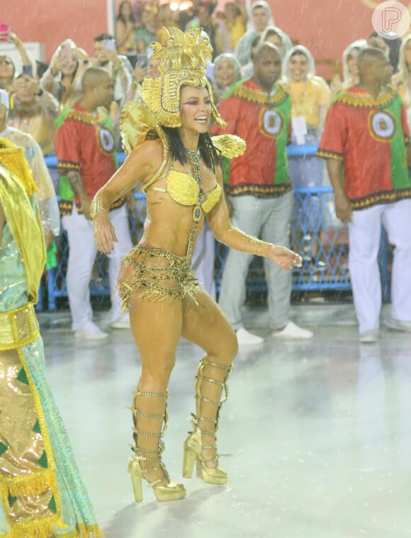 Paolla Oliveira mostrou samba no pé debaixo de chuva no Desfile das Campeãs