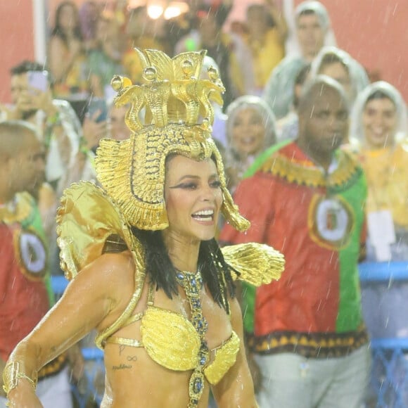 Paolla Oliveira mostrou samba no pé debaixo de chuva no Desfile das Campeãs