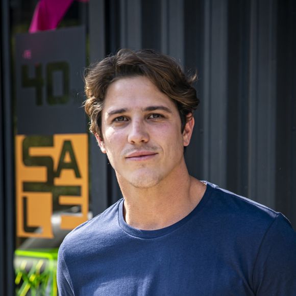 Na novela 'Malhação: Toda Forma de Amar', Rui (Romulo Neto) dá uma mala de dinheiro a Rugieri (Ricardo Martins) para saber o paradeiro de Rita (Alanis Guillen) no capítulo de terça-feira, 17 de março de 2020