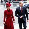 Kate Middleton, com look vermelho, também marcou presença no evento com o marido, Príncipe William
