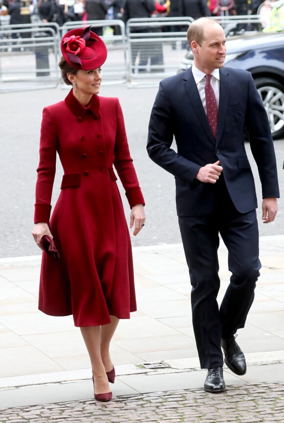 Kate Middleton, com look vermelho, também marcou presença no evento com o marido, Príncipe William