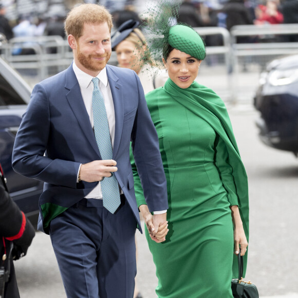 Meghan Markle completou o visual com uma bolsa da designer uruguaia Gabriela Hearst
